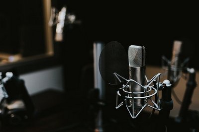 Профессиональный вокальный микрофон в звукозаписывающей студии